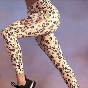 Fabletics On-The-Go Leopard Print Leggings With Mesh Pockets Size Large NWOT